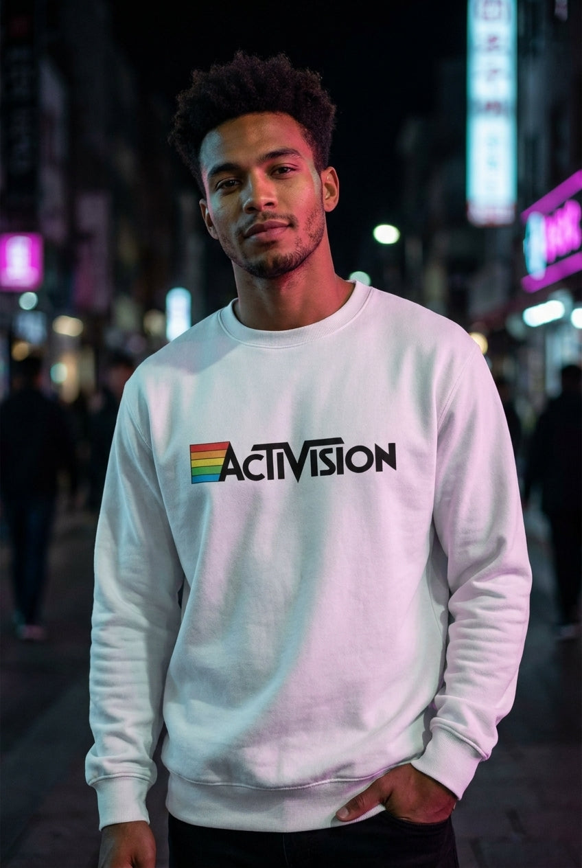 Hombre en sudadera Activision retro gamer streetwear urbano | Algoritmo