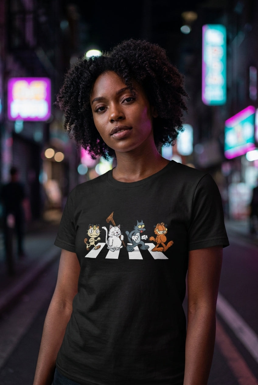 Mujer en playera anime Los Gatitos Dragon Ball streetwear urbano | Algoritmo