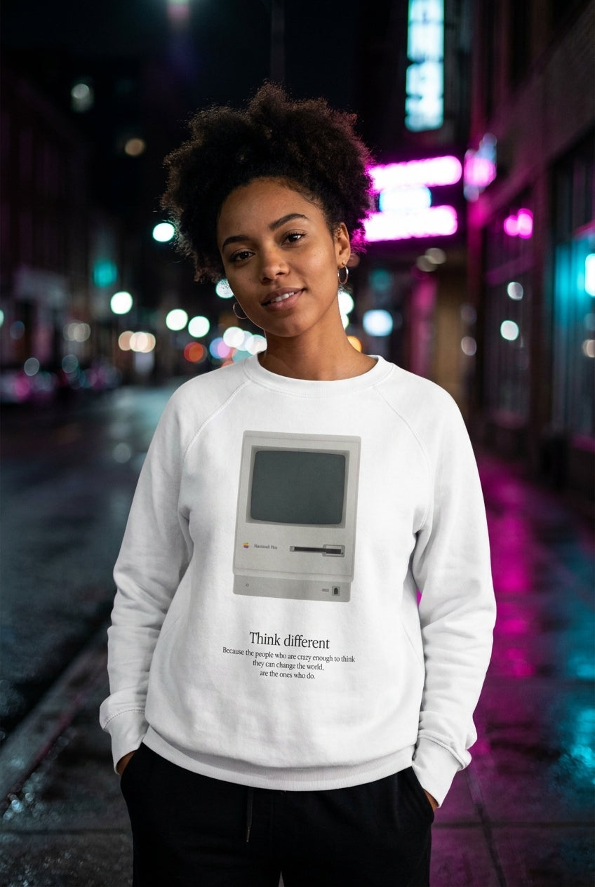 Mujer en sudadera Apple Macintosh Think Different streetwear urbano | Algoritmo