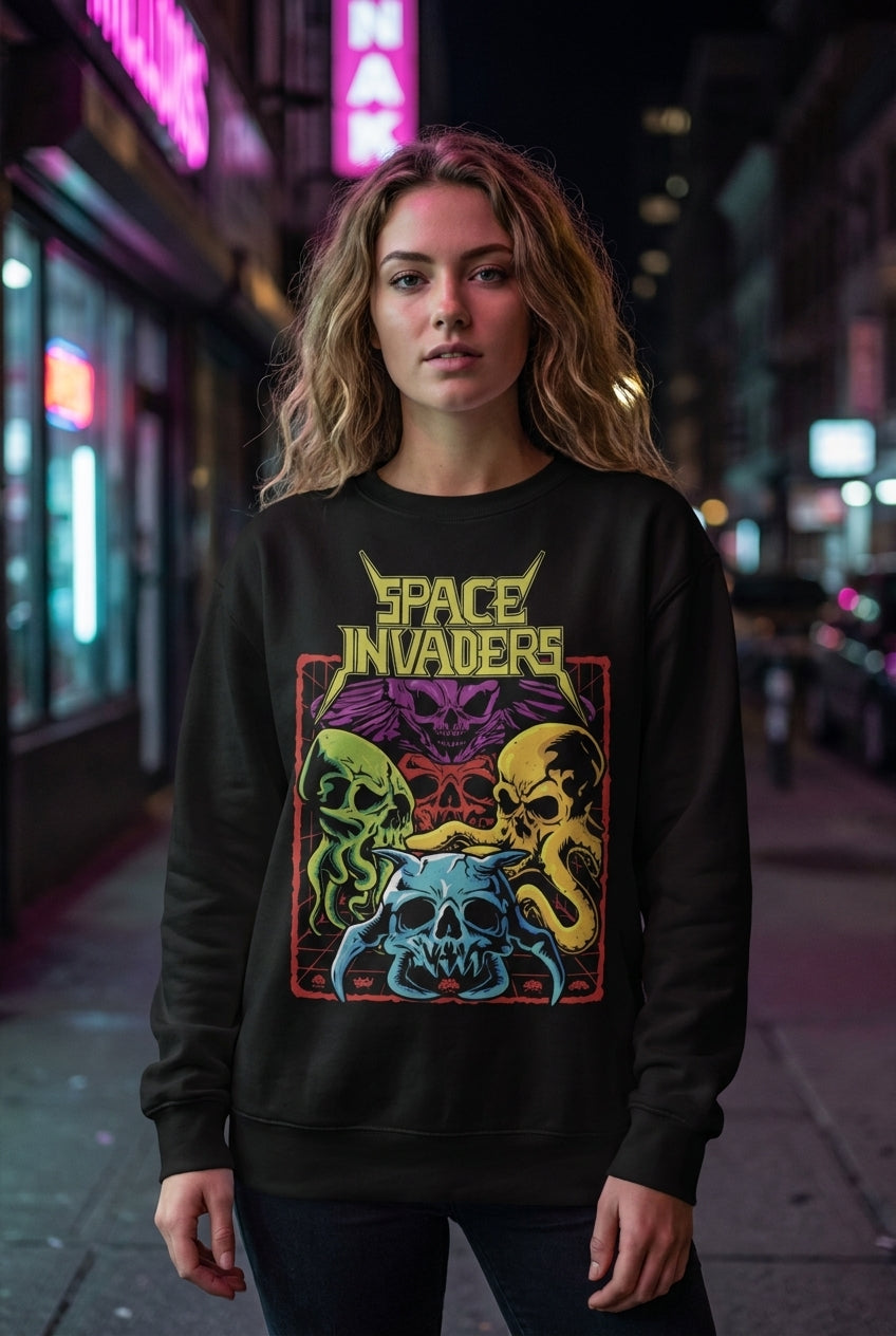 Mujer en suéter Atari Space Invaders streetwear urbano | Algoritmo