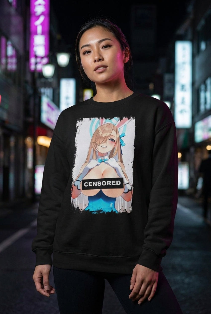 Mujer en suéter negro con Asuna de Blue Archive anime streetwear urbano | Algoritmo