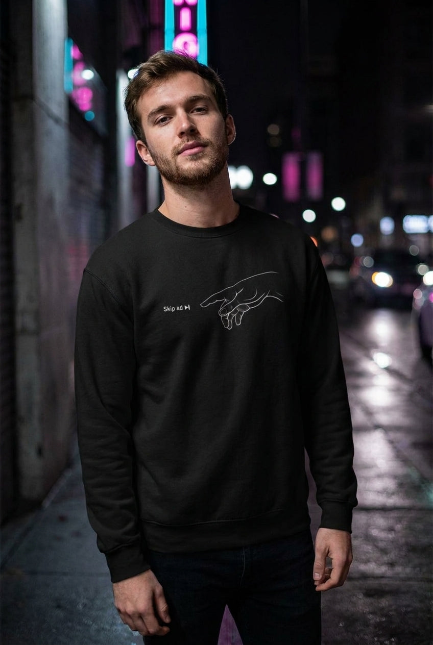 Hombre en sudadera negra Skip Ad Creación de Adán streetwear urbano | Algoritmo