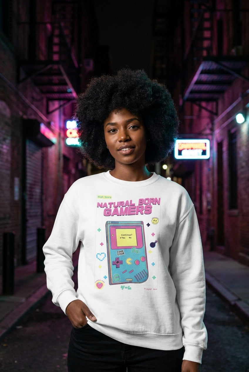 Mujer en suéter Game Boy Natural Born Gamers geek streetwear urbano | Algoritmo