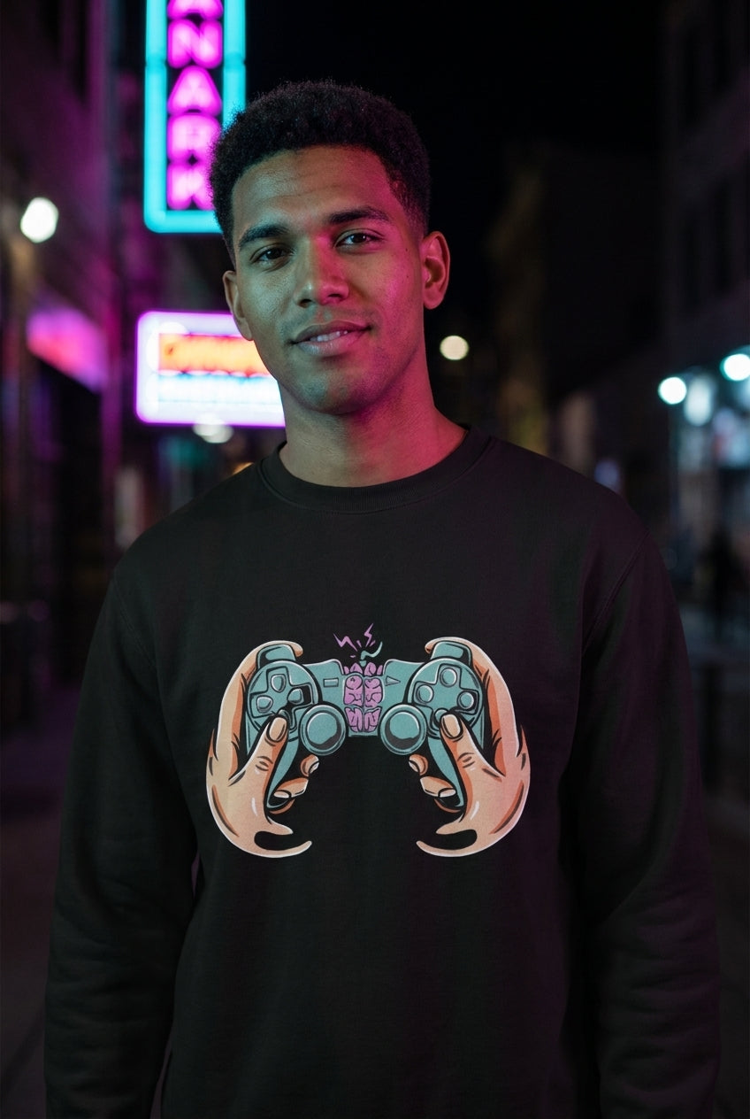 Hombre en sudadera gamer Brain Gamer con control de videojuegos streetwear urbano | Algoritmo