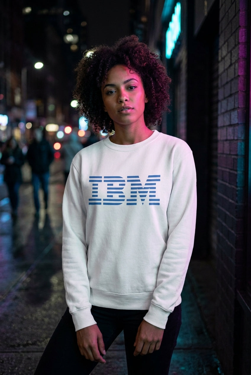 Mujer en sueter IBM logo retro streetwear urbano | Algoritmo