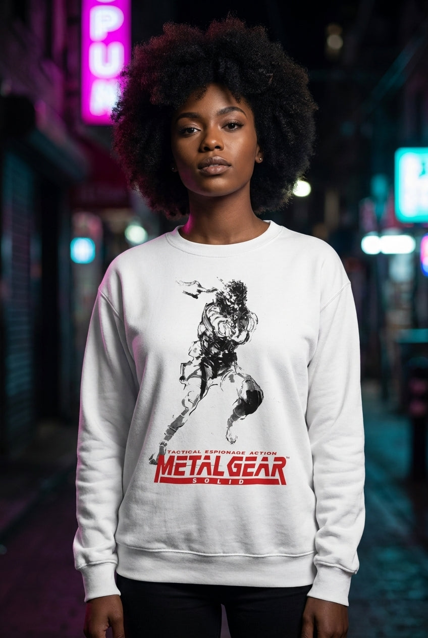 Mujer en sudadera Metal Gear Solid streetwear urbano | Algoritmo