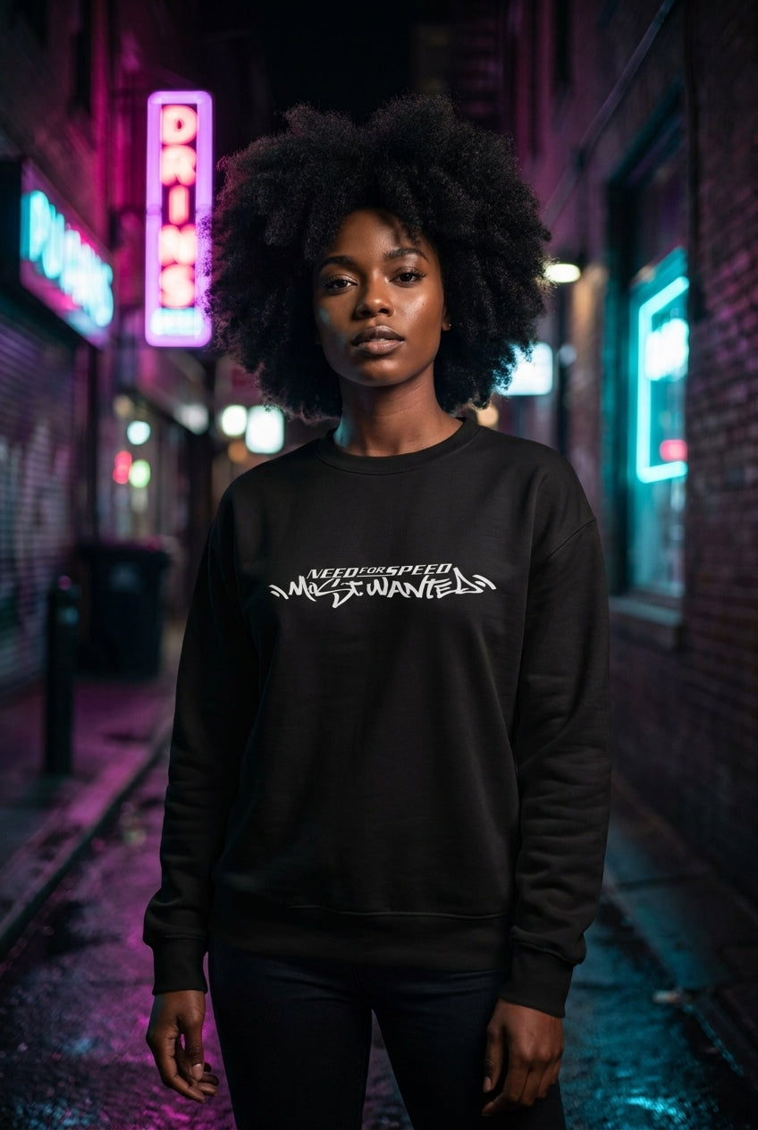 Mujer en suéter Need for Speed Most Wanted geek streetwear urbano | Algoritmo