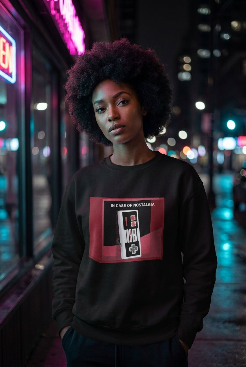 Mujer en suéter NES In Case of Nostalgia geek streetwear urbano | Algoritmo
