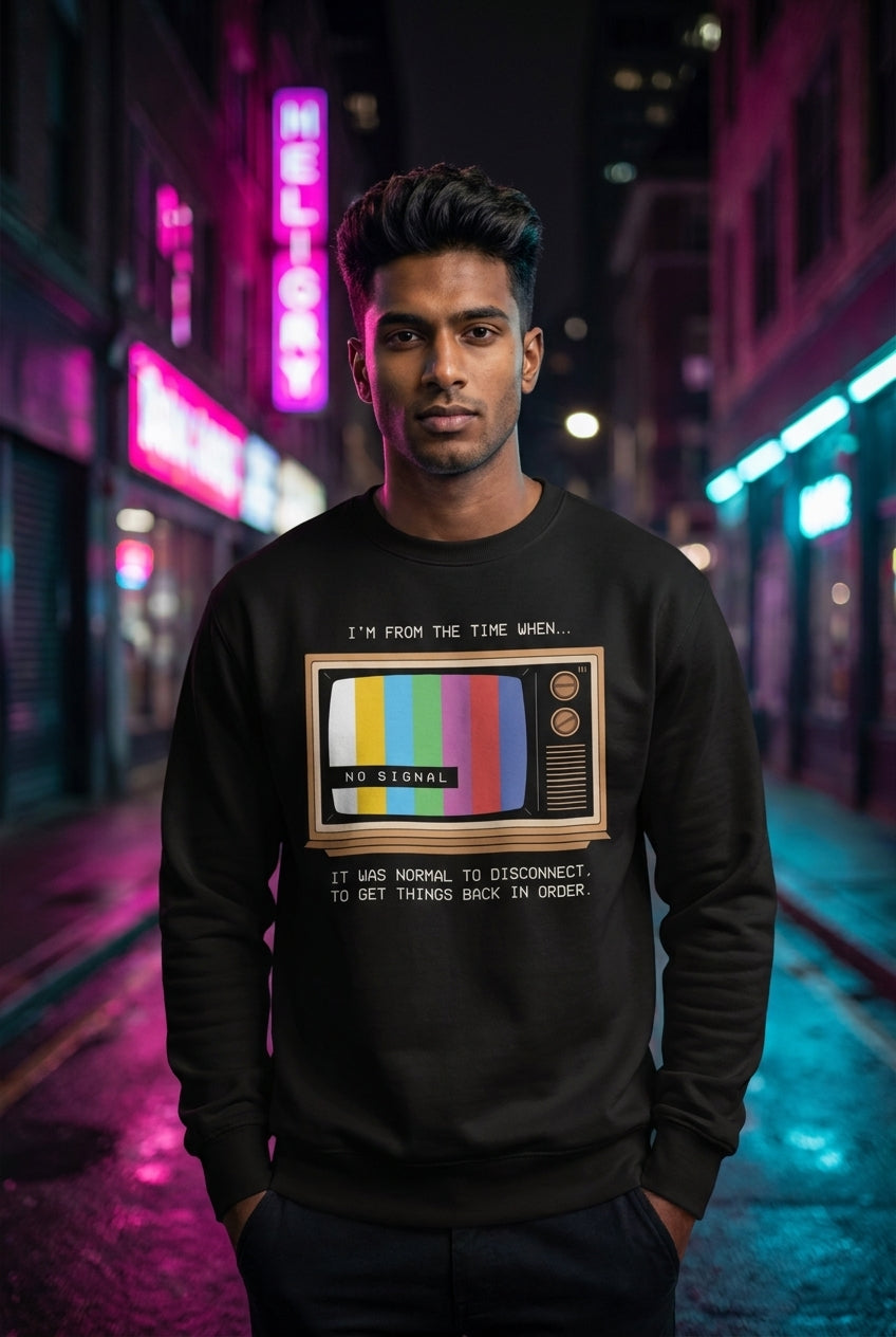 Hombre en sudadera Old Tech TV retro No Signal streetwear urbano | Algoritmo