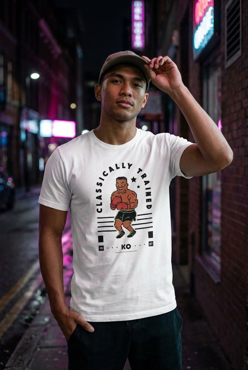 Hombre en playera Mike Tyson's Punch-Out boxeo retro streetwear urbano | Algoritmo