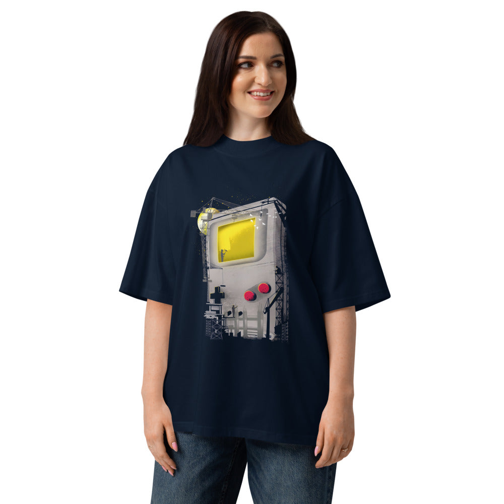 Oversize Game Boy Under Construction Tower Cranes - Modelo femenina