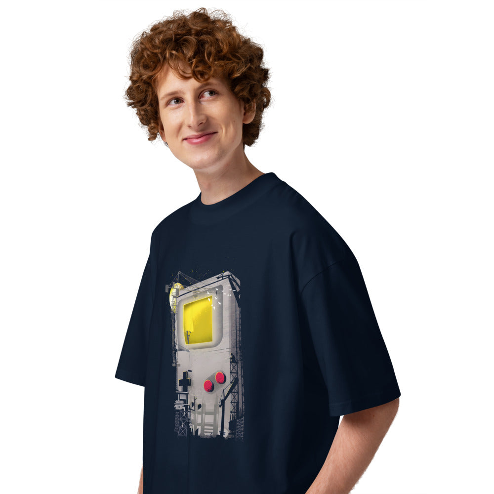 Oversize Game Boy Under Construction Tower Cranes - Modelo masculino lateral