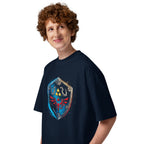 Oversize Zelda Hylian Shield Triforce Blue Brushstroke - Modelo masculino lateral
