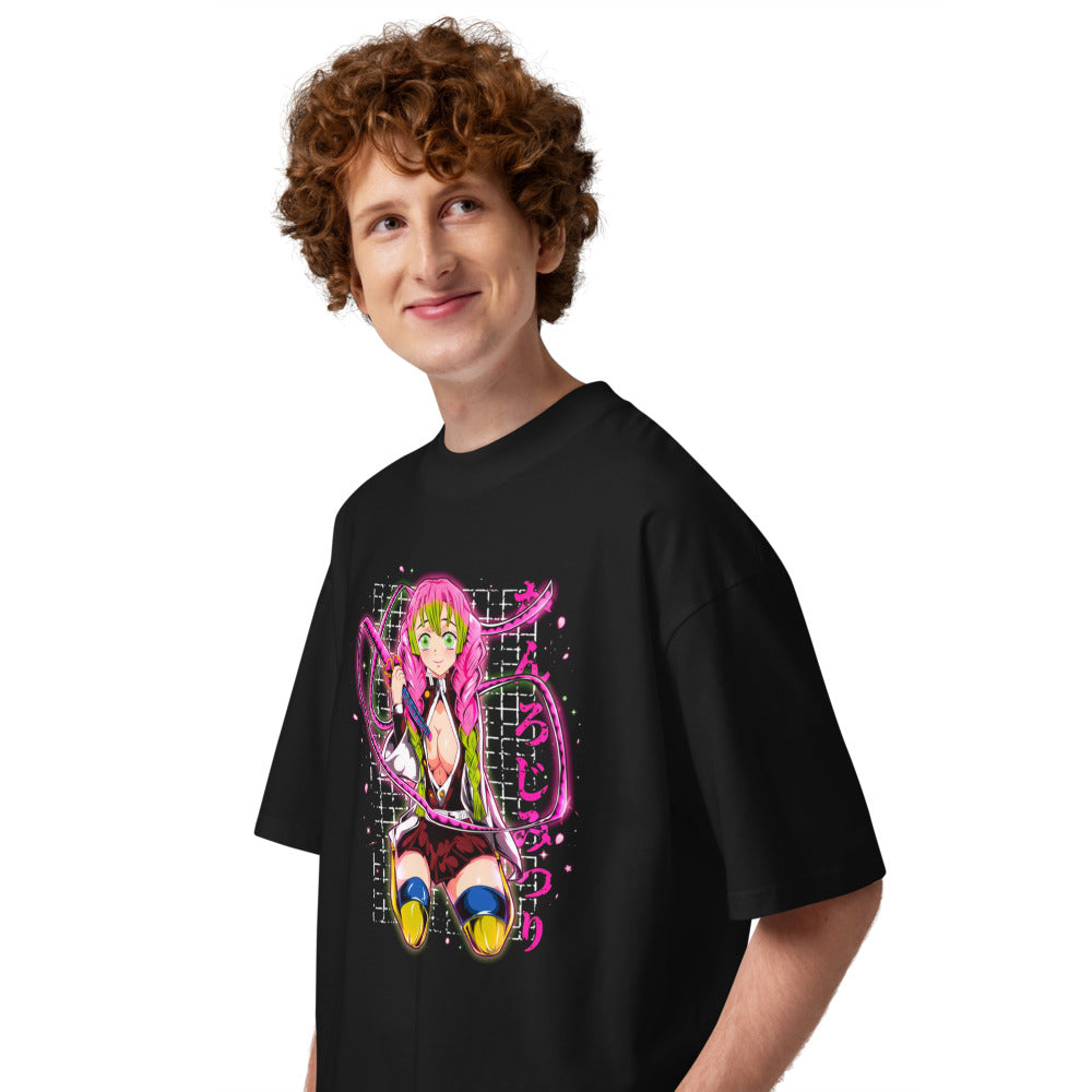 Oversize Demon Slayer Mitsuri Kanroji Neon Pink Glow - Modelo masculino lateral