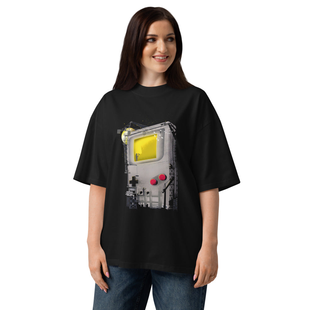 Oversize Game Boy Under Construction Tower Cranes - Modelo femenina
