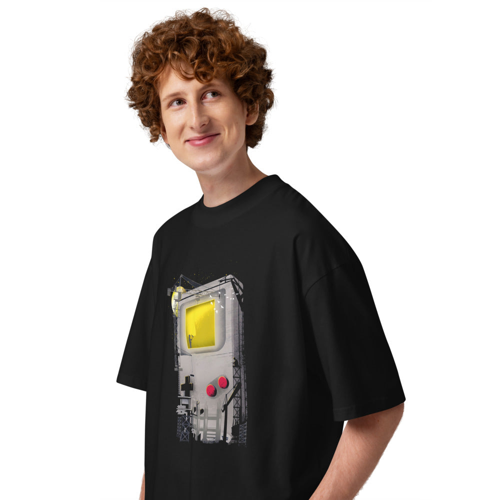 Oversize Game Boy Under Construction Tower Cranes - Modelo masculino lateral