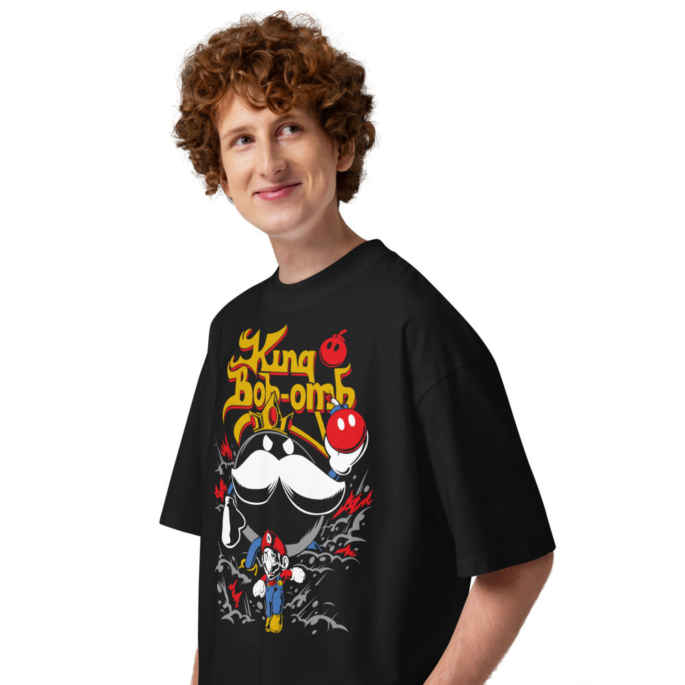 Oversize King of Bob-omb Mario Bros - Modelo masculino lateral