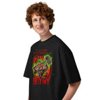 Oversize Mortal Kombat Shao Kahn Flawless Victory - Modelo masculino lateral