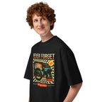 Oversize Never Forget Nostalgia Edition - Modelo masculino lateral