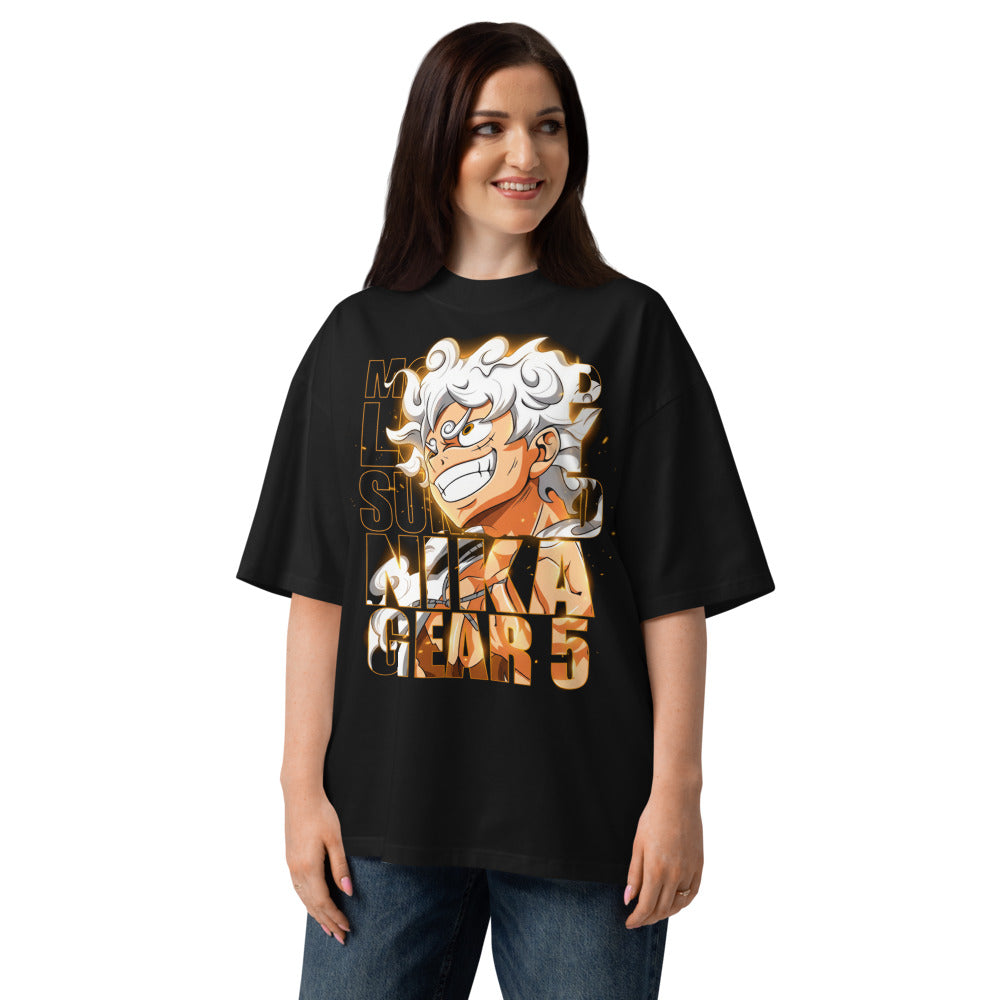 Oversize One Piece Luffy Gear 5 Nika Gold Typography - Modelo femenina