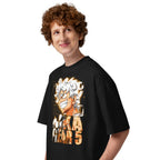 Oversize One Piece Luffy Gear 5 Nika Gold Typography - Modelo masculino lateral