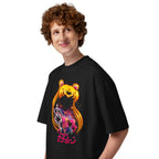 Oversize Sailor Moon Galaxy Face Peace Sign - Modelo masculino lateral