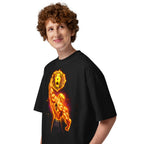 Oversize Seven Deadly Sins Escanor Flaming Lion Emblem - Modelo masculino lateral