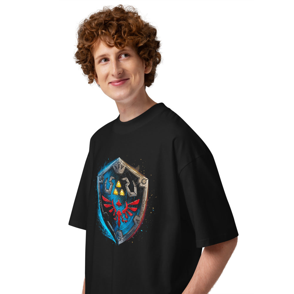 Oversize Zelda Hylian Shield Triforce Blue Brushstroke - Modelo masculino lateral