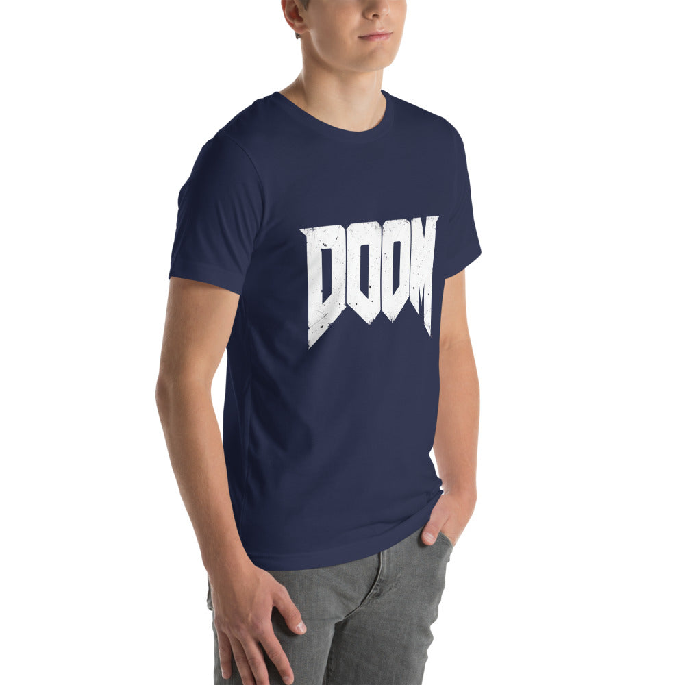 Playera Doom - Modelo masculino lateral