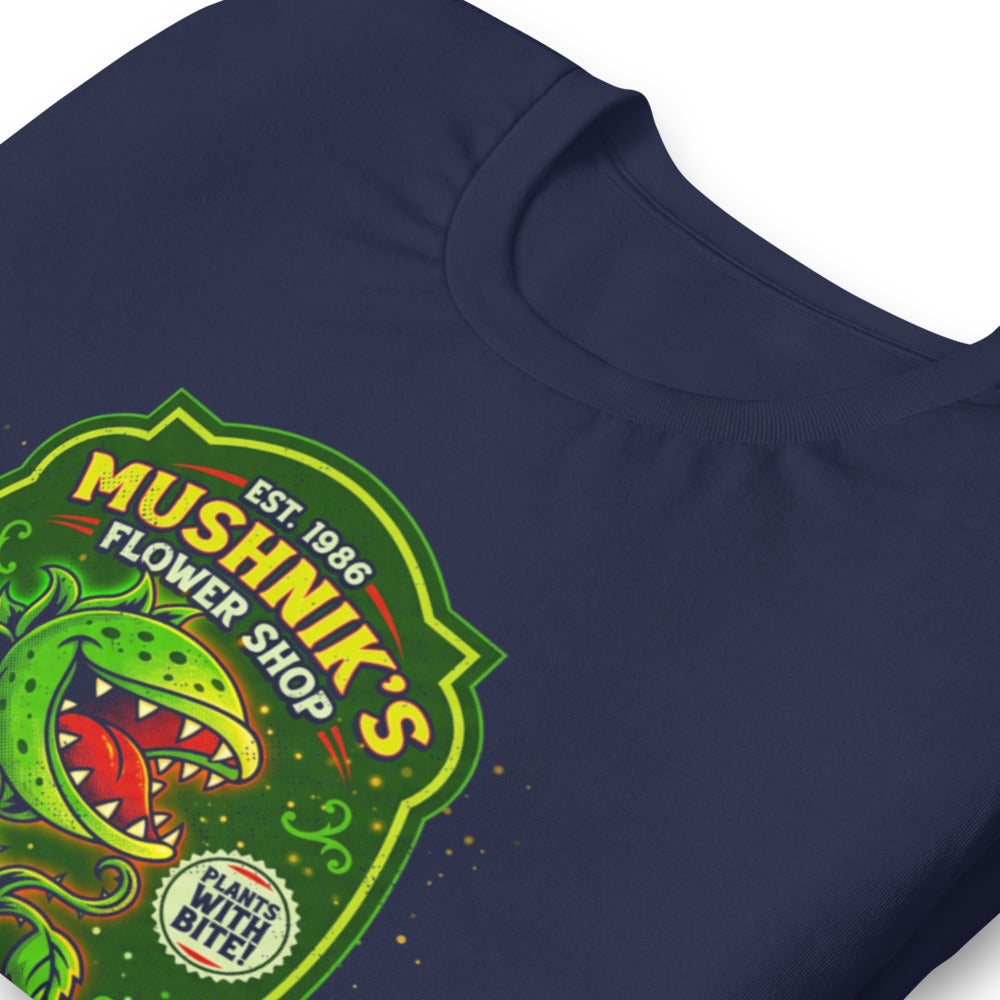 Playera Little Shop of Horrors Mushniks Flower Shop - Doblado zoom