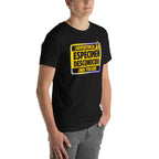 Playera Advertencia Espécimen Desconocido No Tocar - Modelo masculino lateral