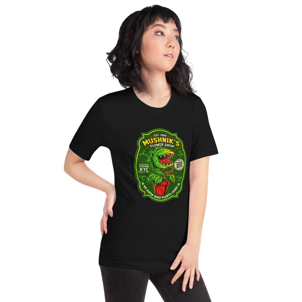 Playera Little Shop of Horrors Mushniks Flower Shop - Modelo femenina