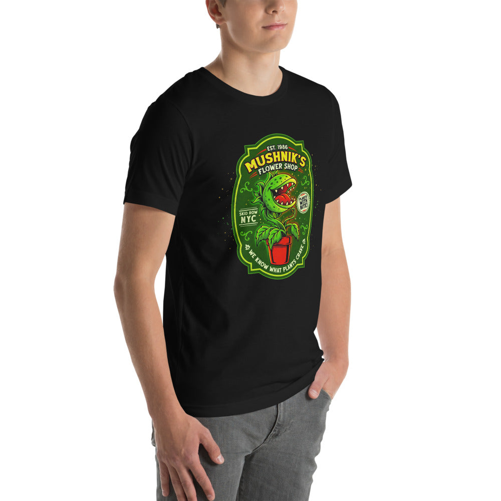 Playera Little Shop of Horrors Mushniks Flower Shop - Modelo masculino lateral