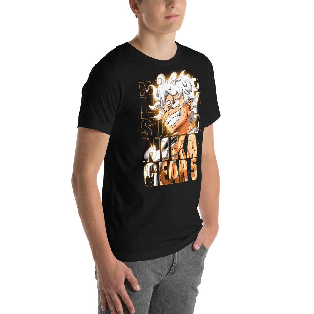 Playera One Piece Luffy Gear 5 Nika Gold Typography - Modelo masculino lateral