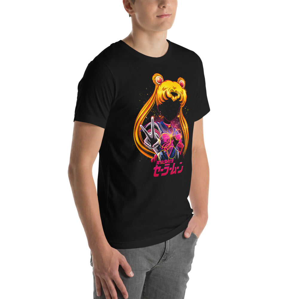 Playera Sailor Moon Galaxy Face Peace Sign - Modelo masculino lateral