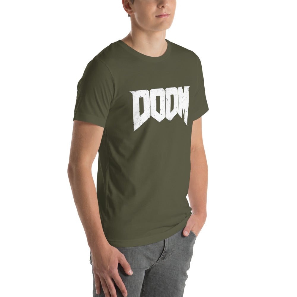 Playera Doom - Modelo masculino lateral