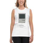 Camiseta sin mangas Macintosh Plus Apple — modelo con la prenda