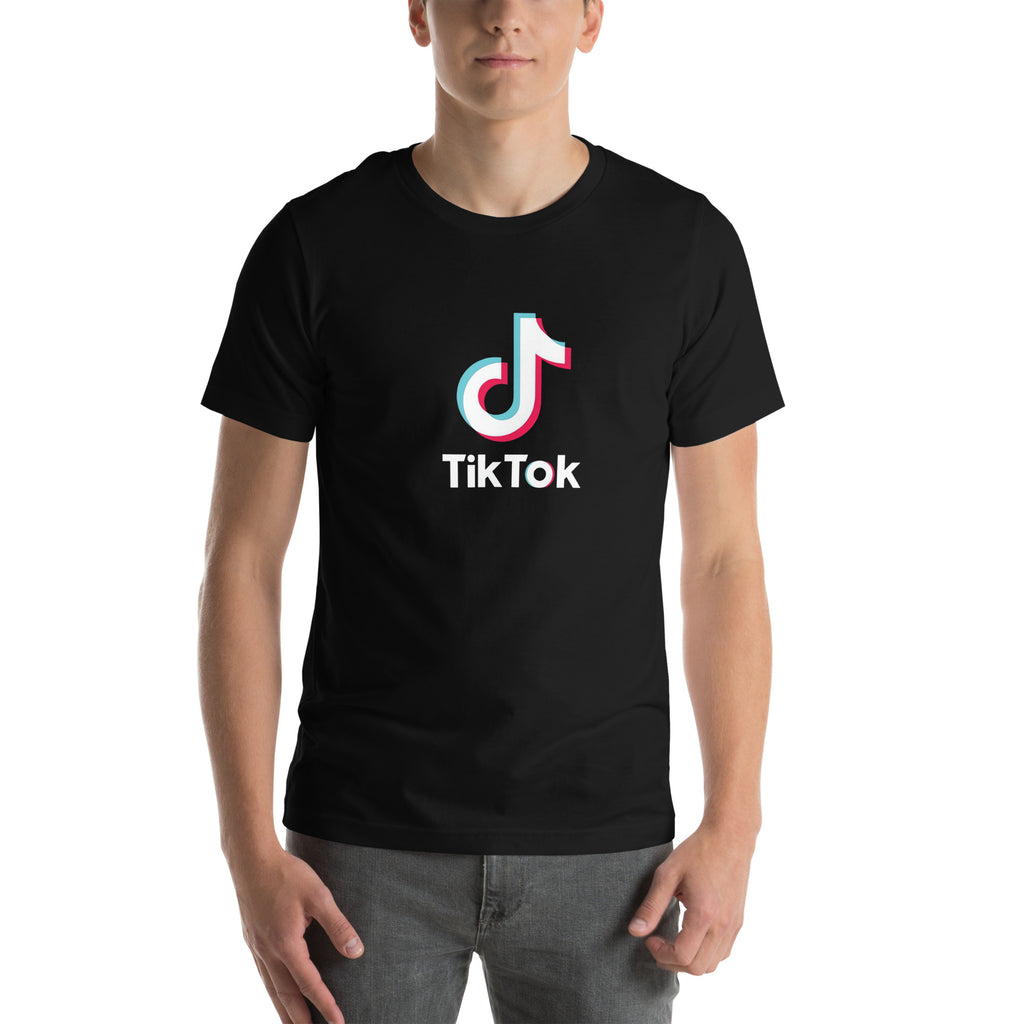 Tiktoker — modelo usando la prenda