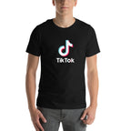 Tiktoker — modelo usando la prenda