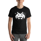 Space Invader Retro — modelo usando la prenda