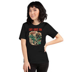 Playera Life Goes On The last of us — modelo con la prenda