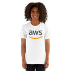 AWS White — modelo usando la prenda