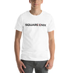 SQUARE ENIX — modelo usando la prenda