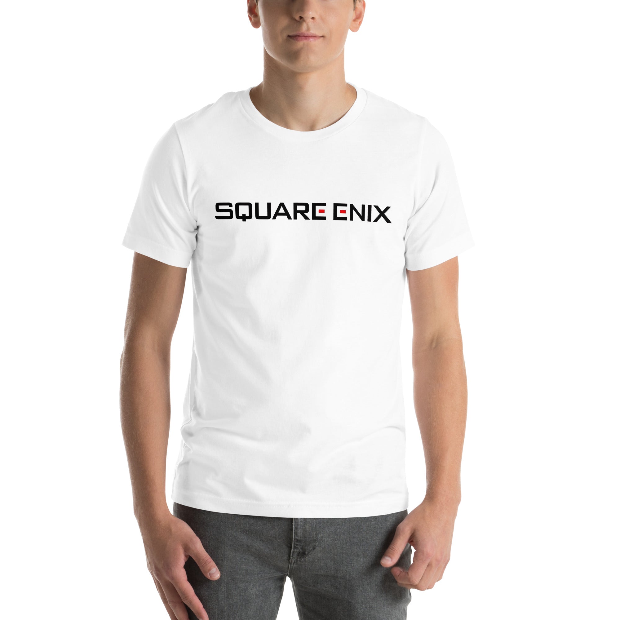 SQUARE ENIX — modelo usando la prenda